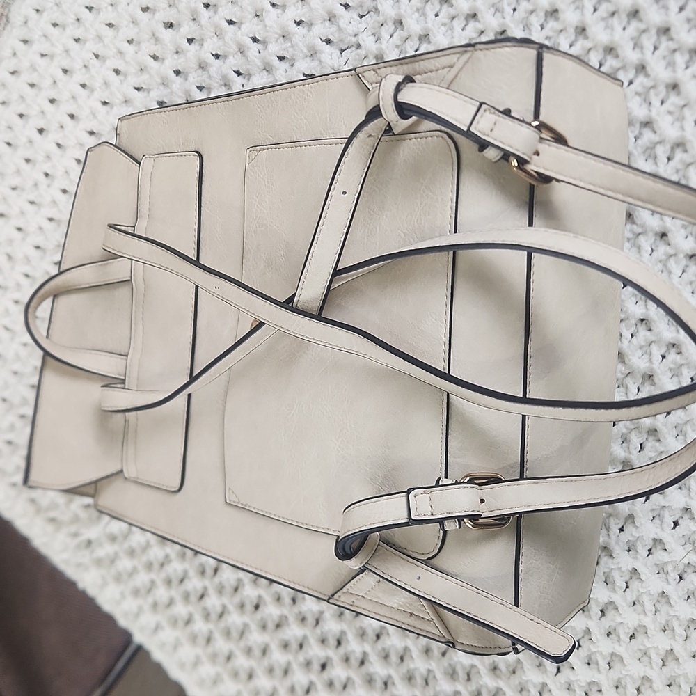 Jen & Co Flap over snap closure, inside zipper pocket, and two slips pockets, ad - Picture 8 of 10